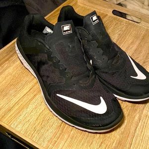 Nike FS Lite Run 3 black and white